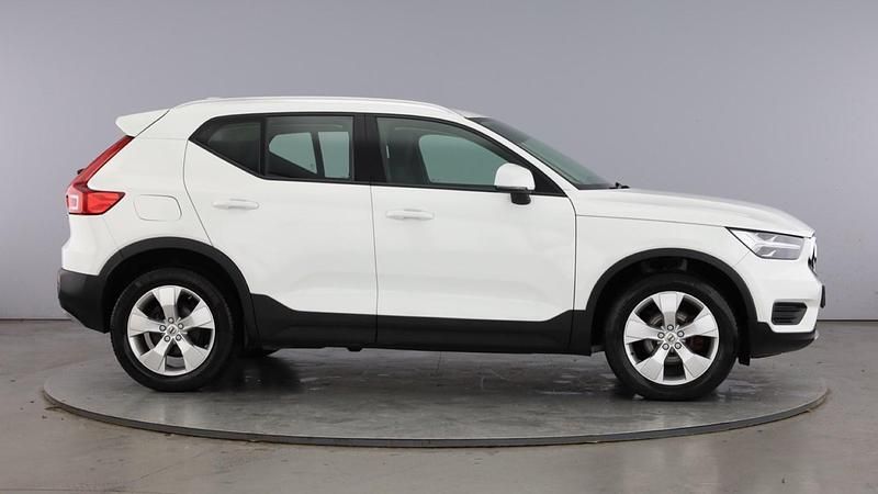 Used Volvo XC40 Momentum 161 HP (118 kW) 2021 White SUV