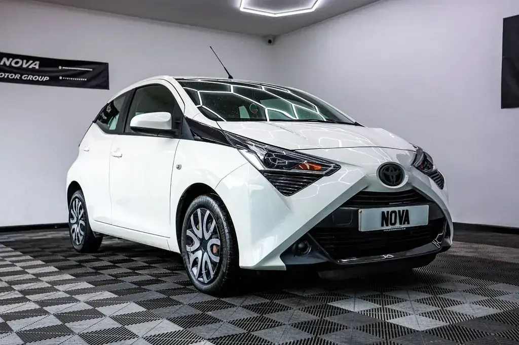 Used Toyota Aygo X-play 71 HP (52 kW) 2019 White Hatchback