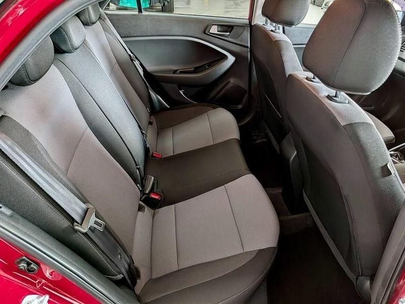 Used Hyundai i20 Premium 84 HP (61 kW) 2017 Red Hatchback