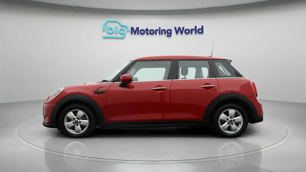 Begagnad Mini Cooper Classic 136 HK (100 kW) 2022 Röd Halvkombi