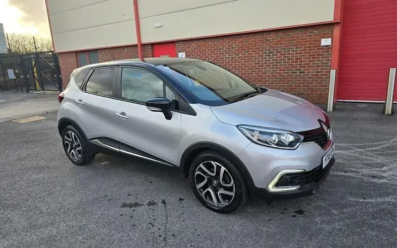 Used Renault Captur Iconic 90 HP (66 kW) 2018 Silver/black SUV