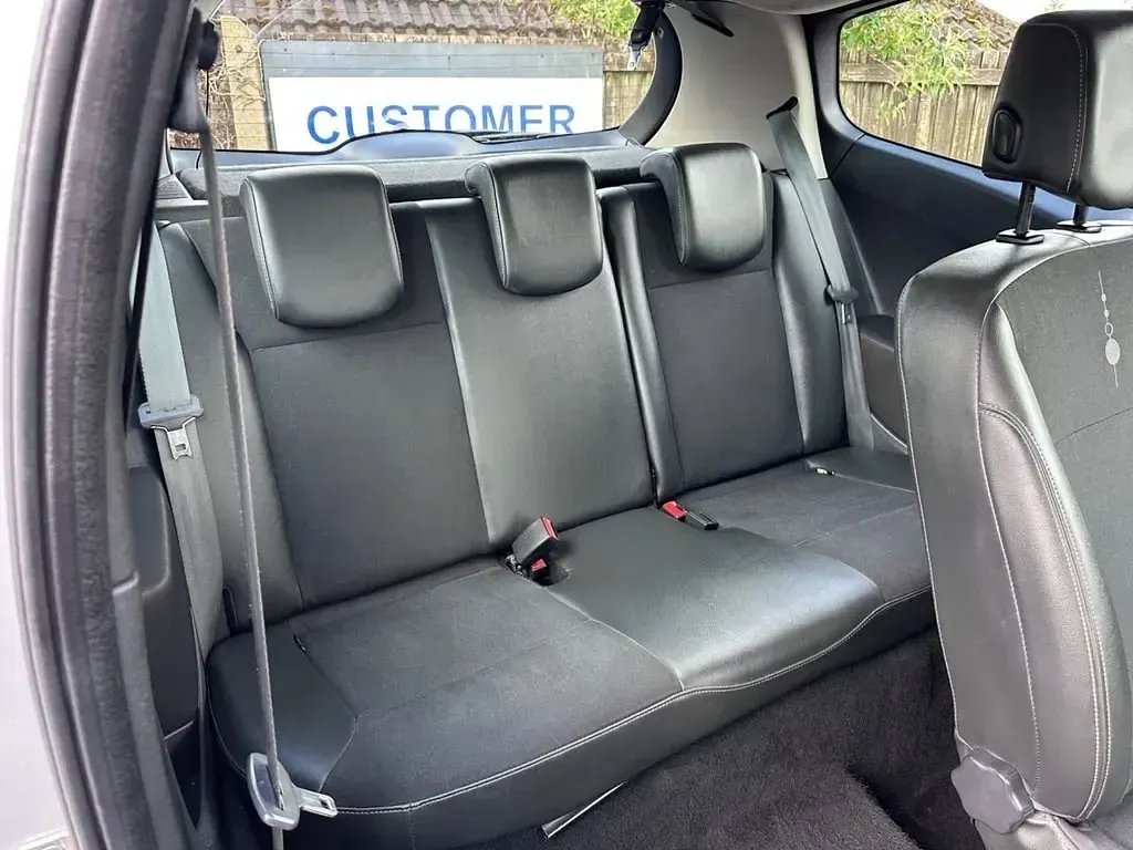 Usado Renault Clio II Dynamique 75 CV (55 kW) 2011 Plateado Utilitario