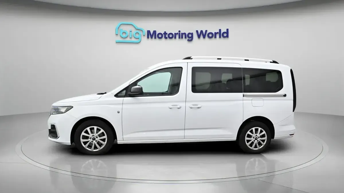 Used Ford Tourneo Connect Titanium 122 HP (89 kW) 2023 White MPV