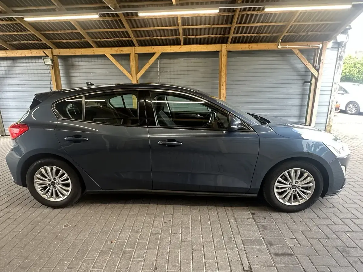 Used Ford Focus Titanium 123 HP (90 kW) 2018 Blue Hatchback