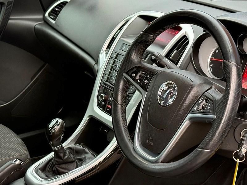 Used Vauxhall Astra SRi 100 HP (73 kW) 2014 White Hatchback