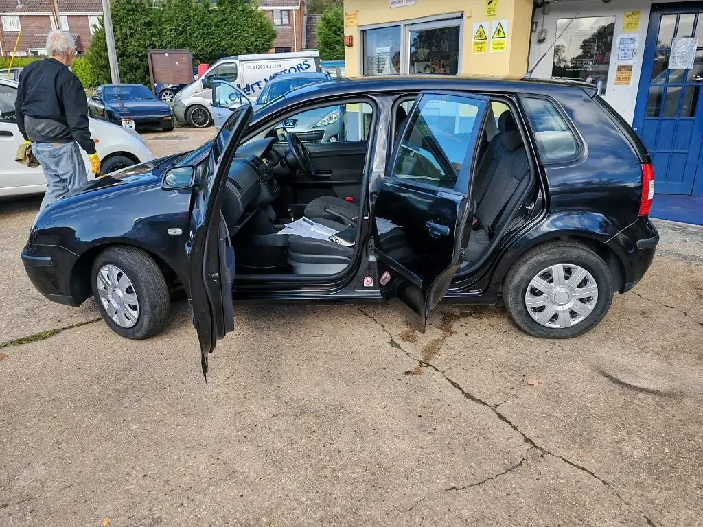 Begagnad VW Polo S 2005 Svart Halvkombi