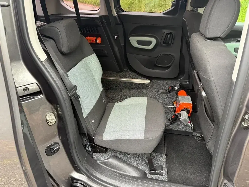 Usado Citroën Berlingo Feel 131 HP (96 kW) 2021 Cinzento Monovolume