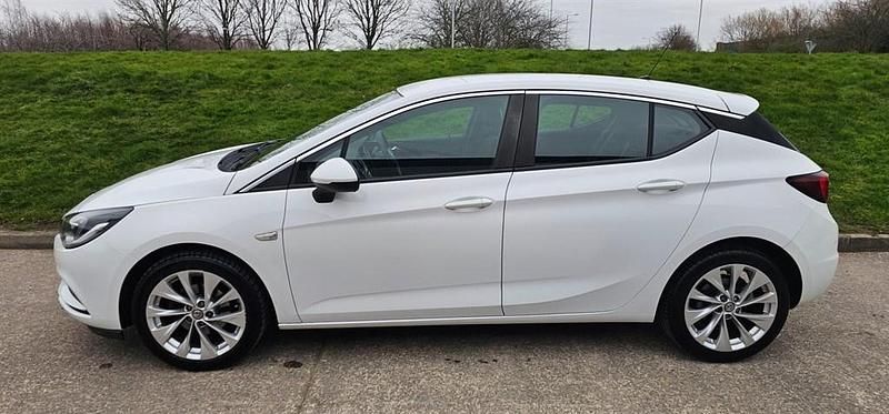 Used Vauxhall Astra Design Edition 2016 White Hatchback