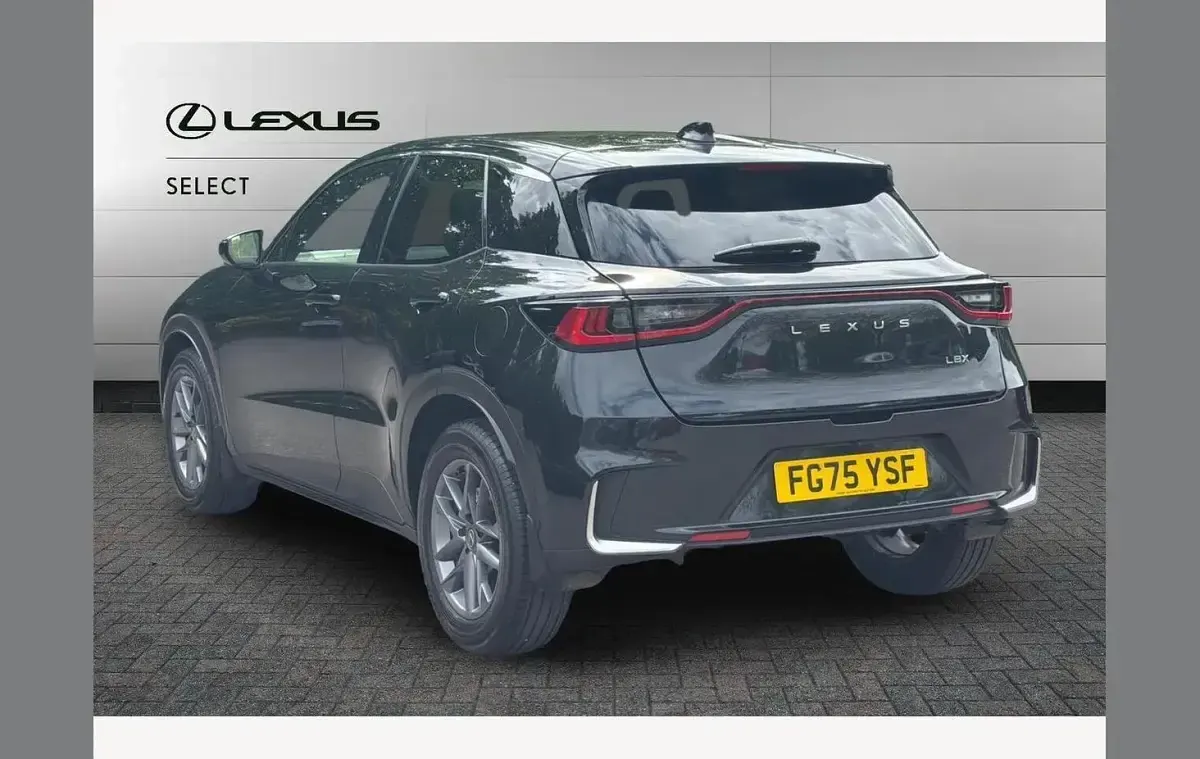 Używany Lexus LBX 136 KM (100 kW) 2025 Czerwony SUV