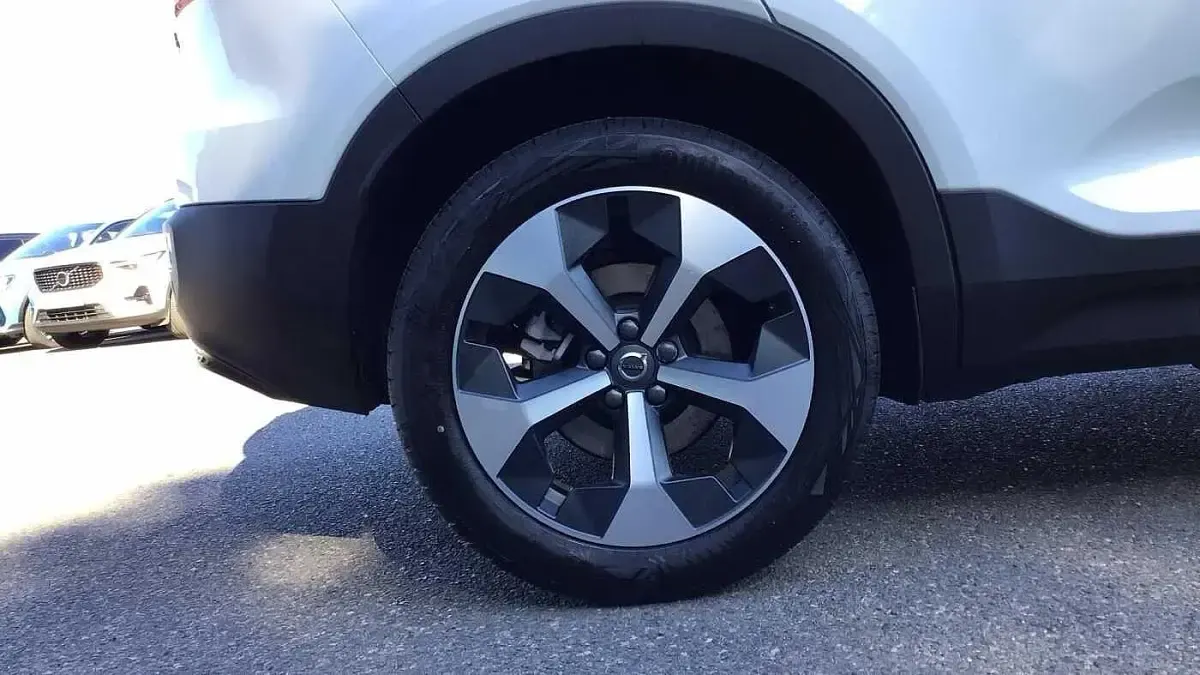 New Volvo XC40 Plus 163 HP (119 kW) 2026 White SUV