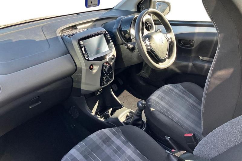 Used Peugeot 108 Active 72 HP (52 kW) 2019 White Hatchback