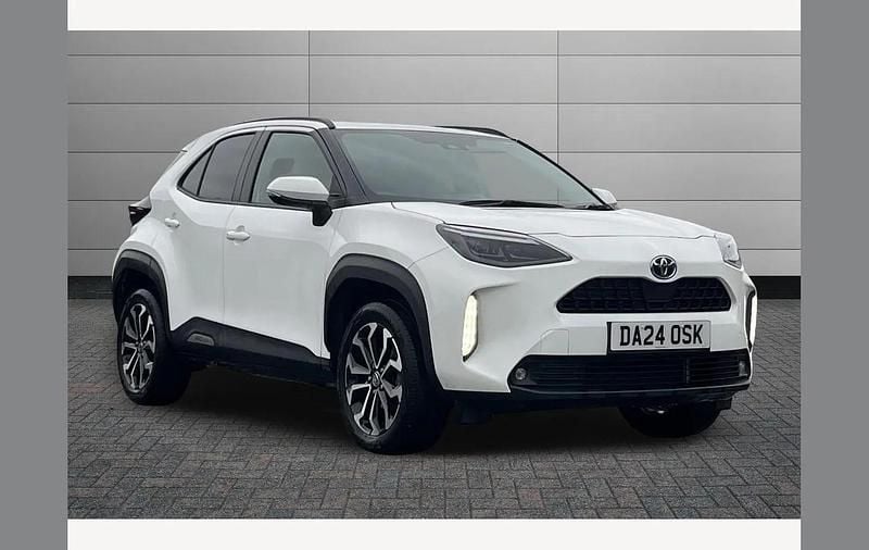 White Used 2024 Toyota Yaris Hybrid Design SUV | £23,650 (Fair price) - Image 1/4
