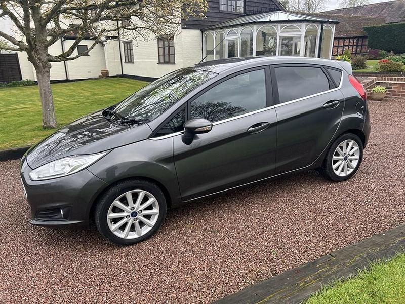 Usado Ford Fiesta Titanium 2017 Gris Utilitario