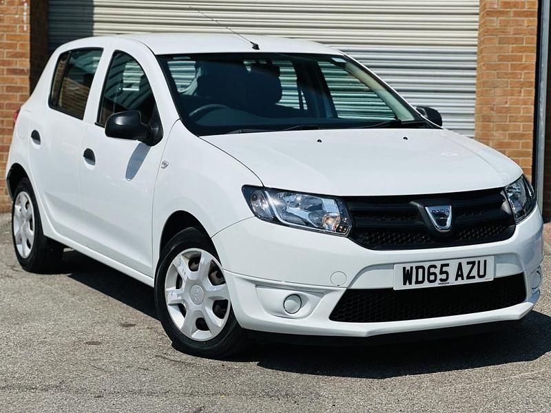 White Used 2015 Dacia Sandero Ambiance Hatchback | £5,795 (Fair price) - Image 1/4