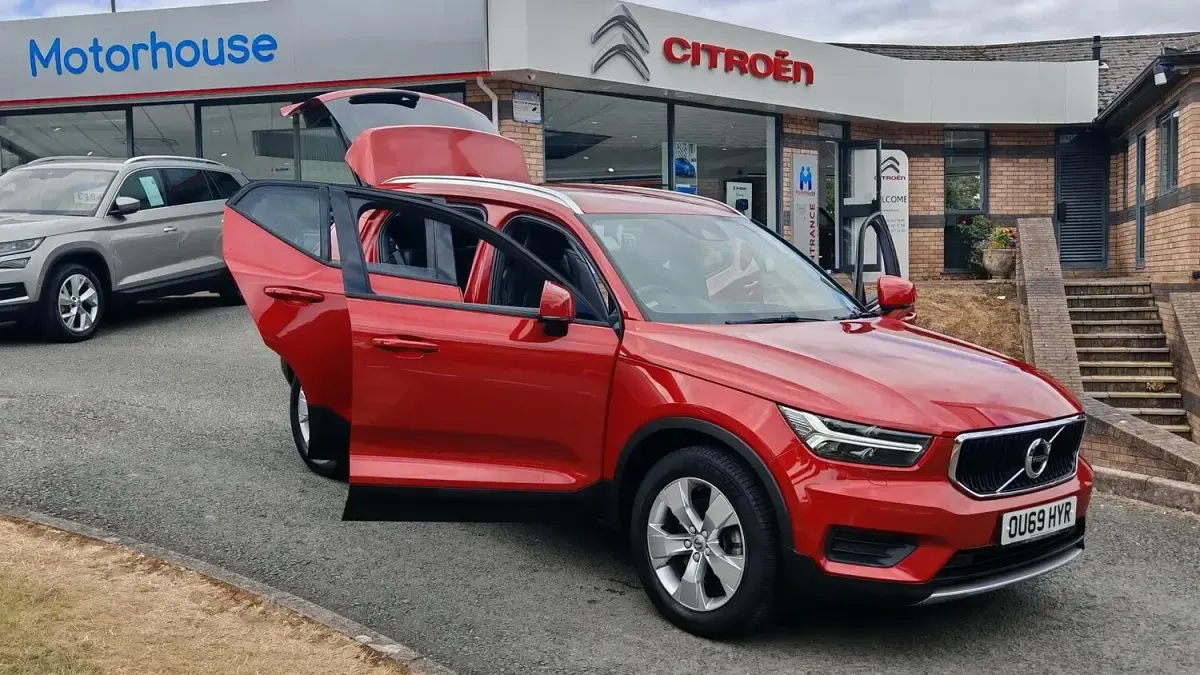 Used Volvo XC40 Momentum 190 HP (139 kW) 2019 Red SUV
