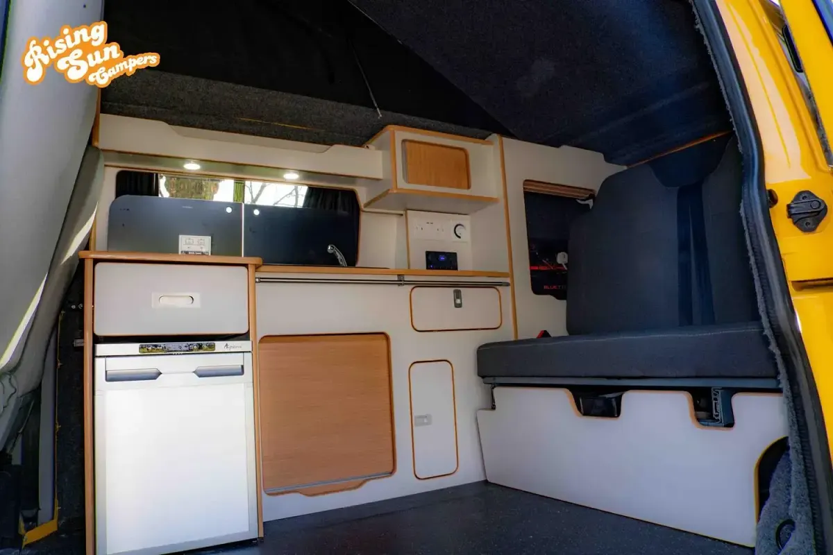 Used VW T5 138 HP (101 kW) 2015 Yellow Van