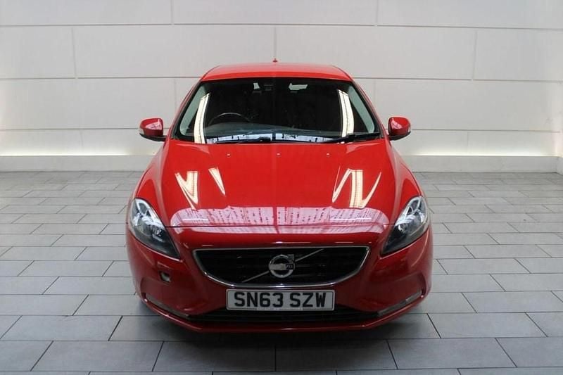Used Volvo V40 115 HP (84 kW) 2013 Red Hatchback