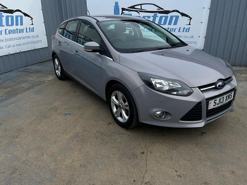 Begagnad Ford Focus Zetec 2013 Silver Halvkombi