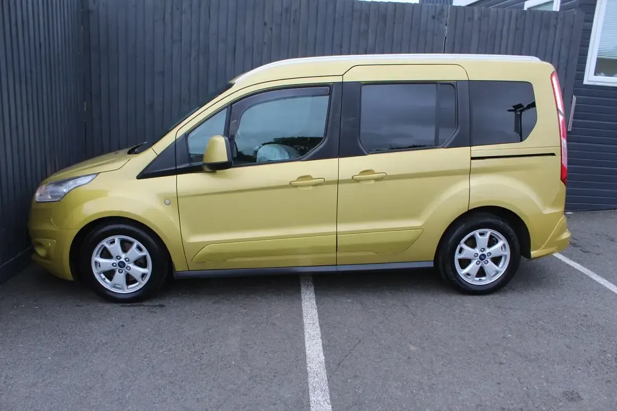 Used Ford Tourneo Connect Titanium 120 HP (88 kW) 2015 Gold MPV
