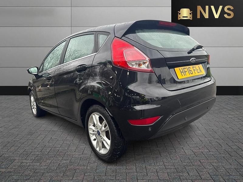 Usado Ford Fiesta Zetec 2016 Negro Utilitario
