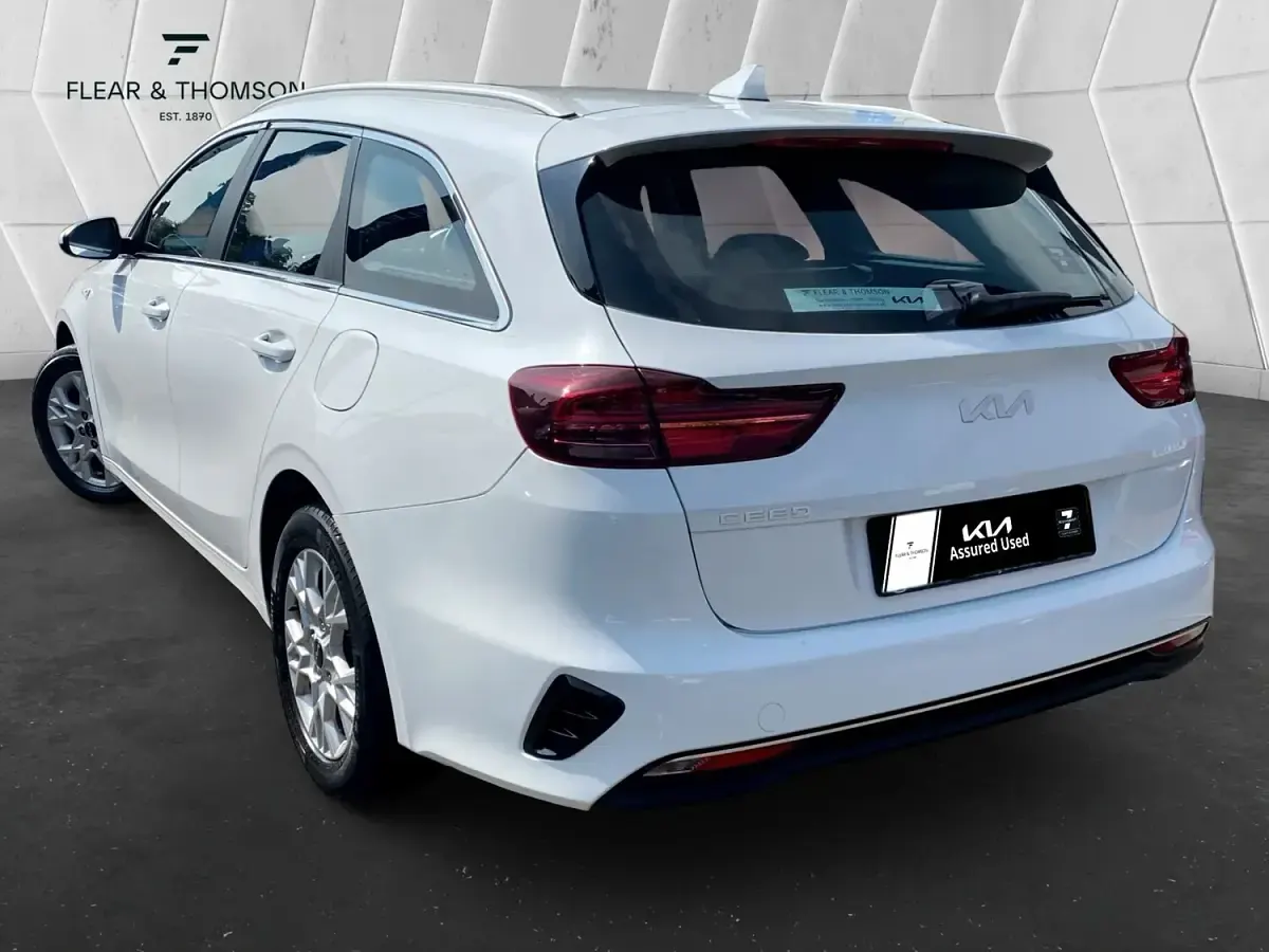 Used Kia Ceed 2022 White Hatchback