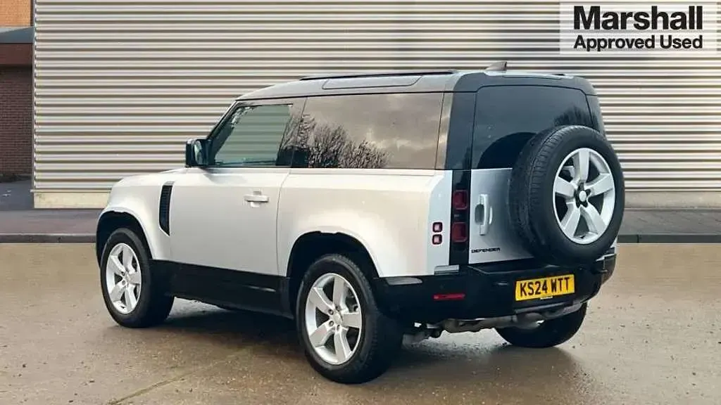 Used Land Rover Defender HSE Dynamic 300 HP (220 kW) 2024 Silver SUV