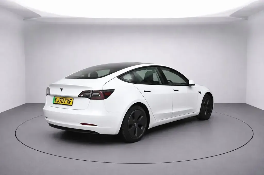 Used Tesla Model 3 Standard Range 239 kW (325 HP) 2020 White Sedan