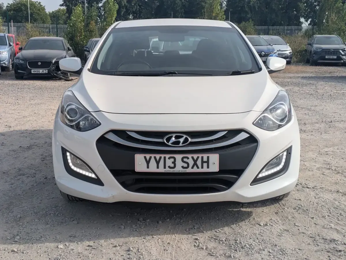 Used Hyundai i30 Edition 100 HP (73 kW) 2013 White Hatchback