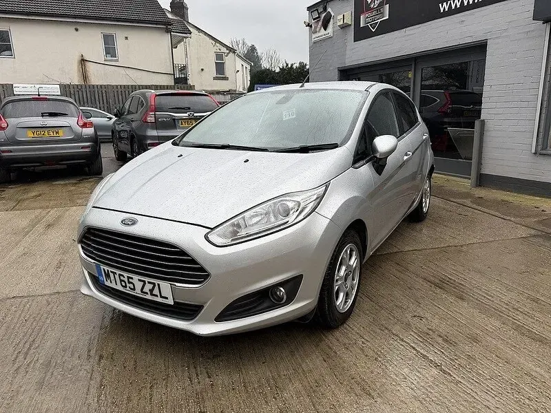 Used Ford Fiesta Titanium 75 HP (55 kW) 2015 Silver Hatchback