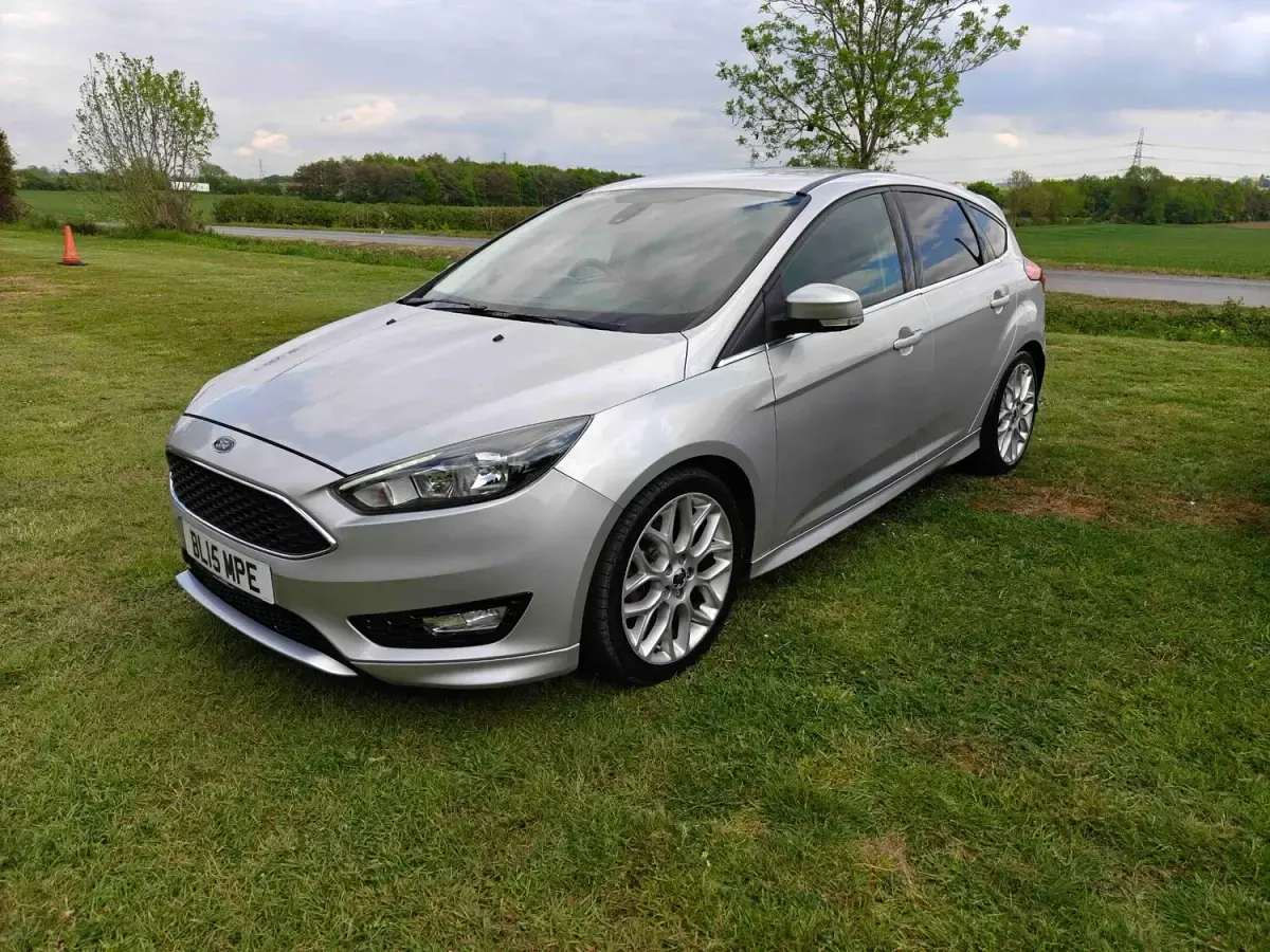 Used Ford Focus Zetec 125 HP (91 kW) 2015 Silver Hatchback
