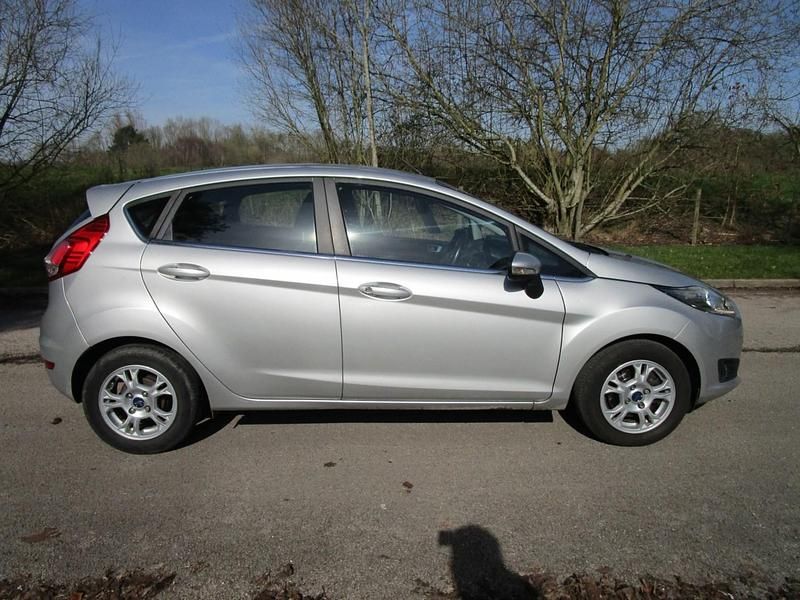 Used Ford Fiesta Zetec 75 HP (55 kW) 2015 Silver Hatchback