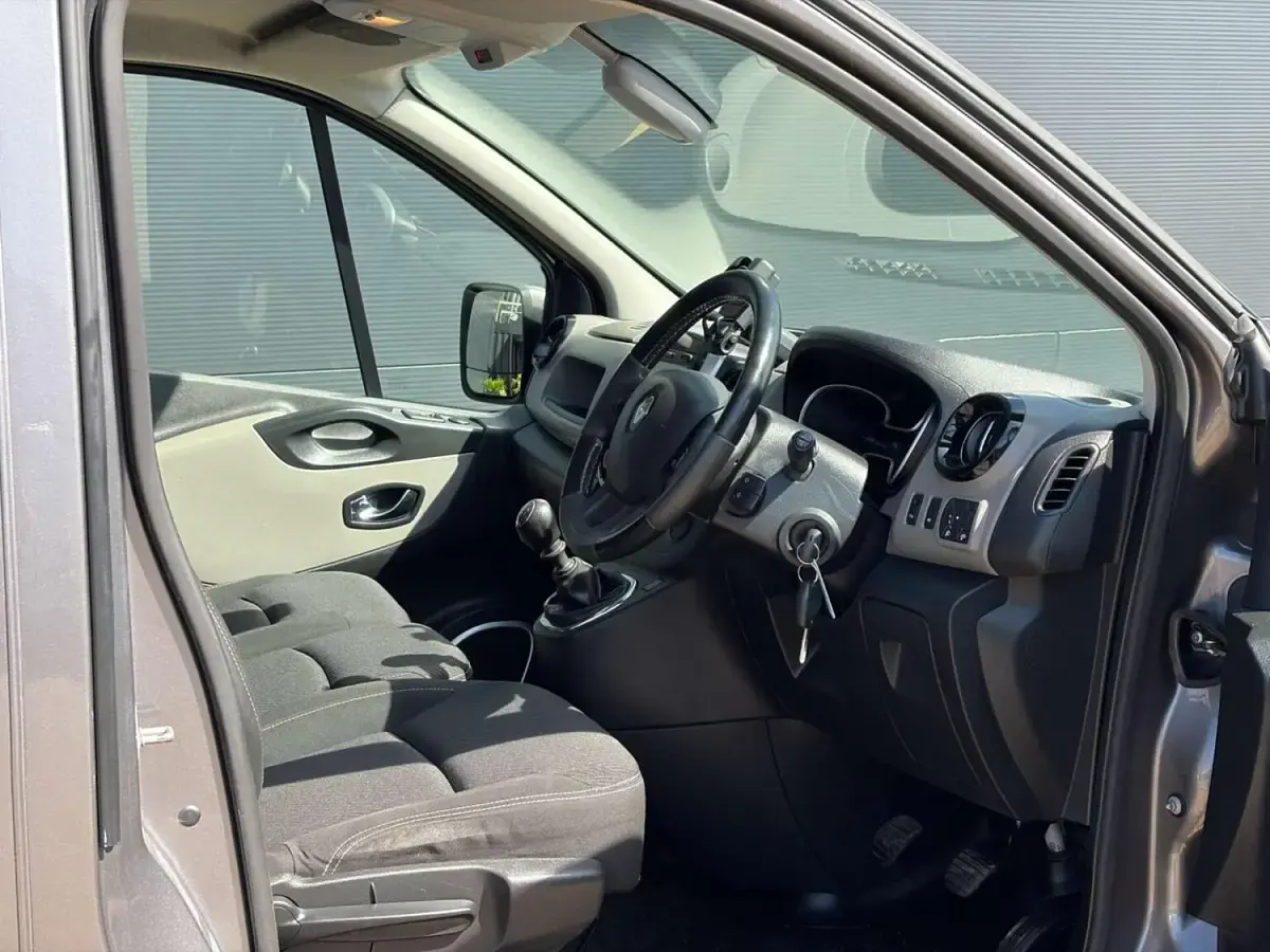 Usado Renault Trafic 2018 Gris Monovolumen