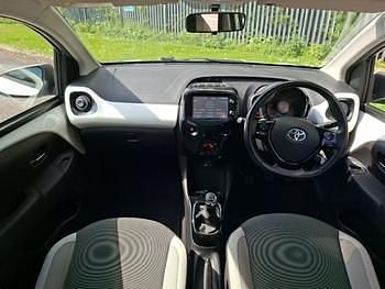 Usado Toyota Aygo x-press 68 HP (50 kW) 2018 Branco Citadino