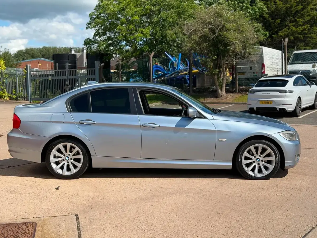Used BMW 318 2009 Blue Sedan