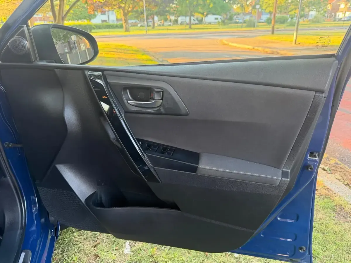 Used Toyota Auris Hybrid Design 2018 Blue Hatchback