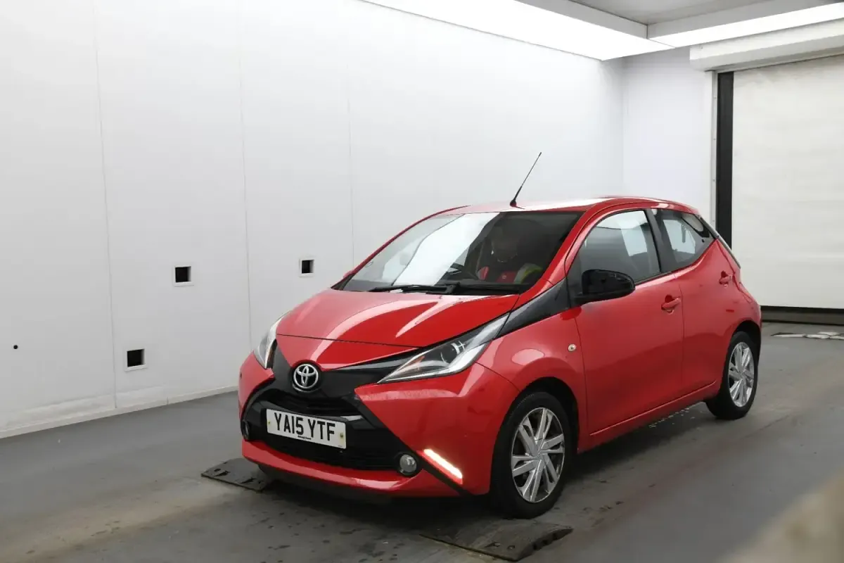 Gebraucht Toyota Aygo x-press 69 PS (50 kW) 2015 Rot Kleinwagen