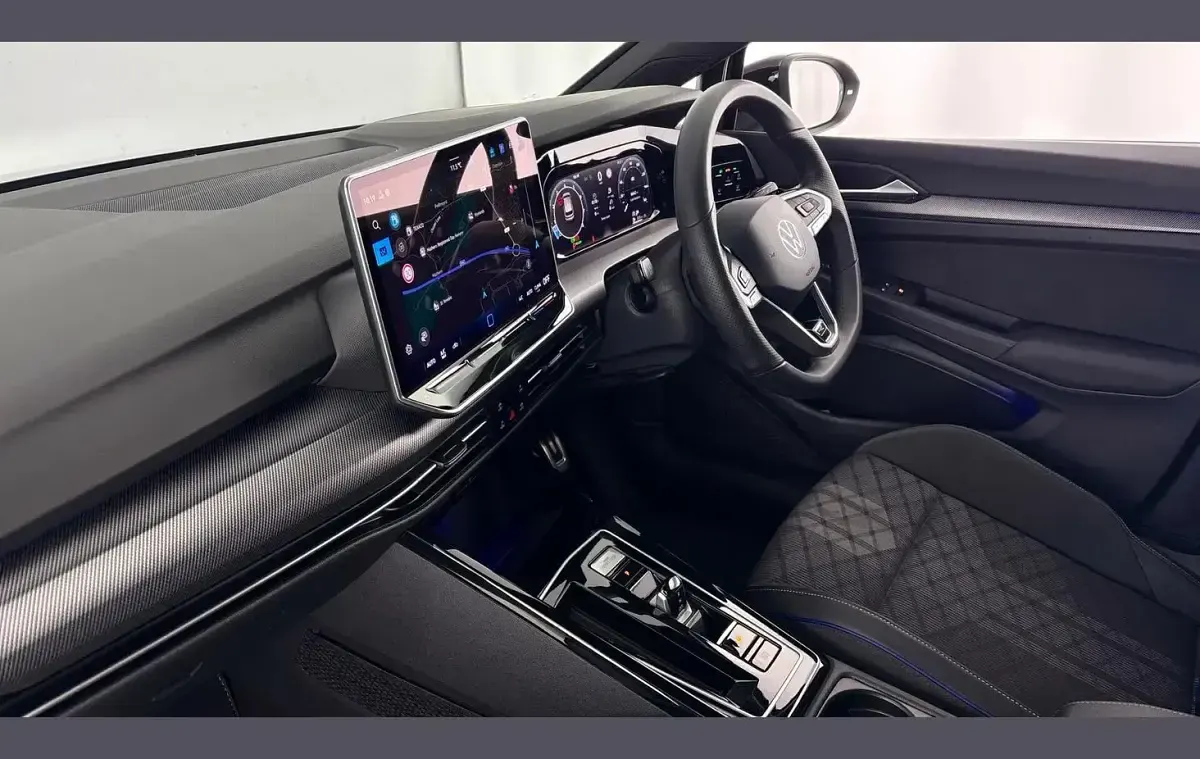 Używany VW Golf VIII R-line 147 KM (108 kW) 2025 Czarny Hatchback