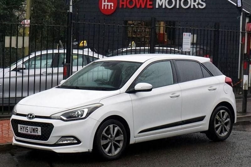Used Hyundai i20 Premium 84 HP (61 kW) 2015 White Hatchback