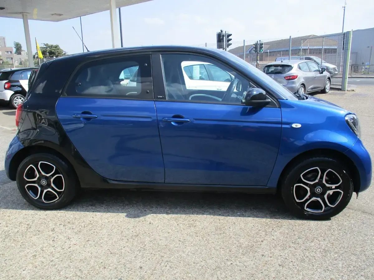 Used Smart ForFour Premium 90 HP (66 kW) 2015 Blue Hatchback
