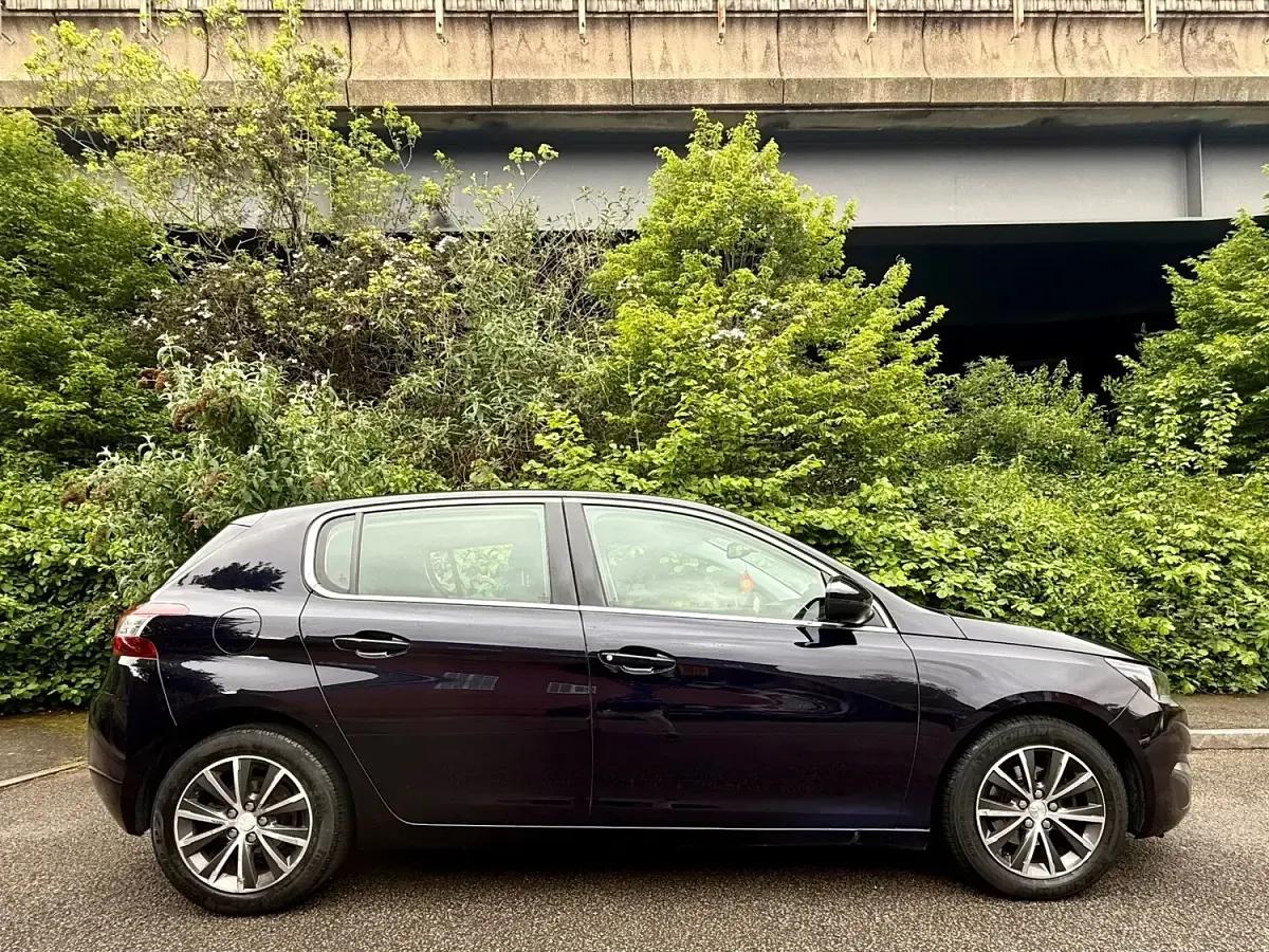 Used Peugeot 308 Allure 120 HP (88 kW) 2016 Blue Hatchback