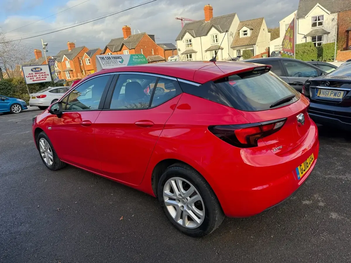Begagnad Vauxhall Astra Design Edition 100 HK (73 kW) 2016 Röd Halvkombi