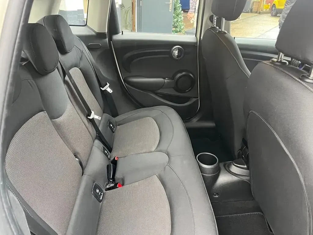 Usado Mini Cooper Classic 136 CV (100 kW) 2019 Blanco Utilitario
