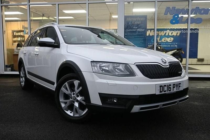 Used Skoda Octavia 184 HP (135 kW) 2016 White Hatchback