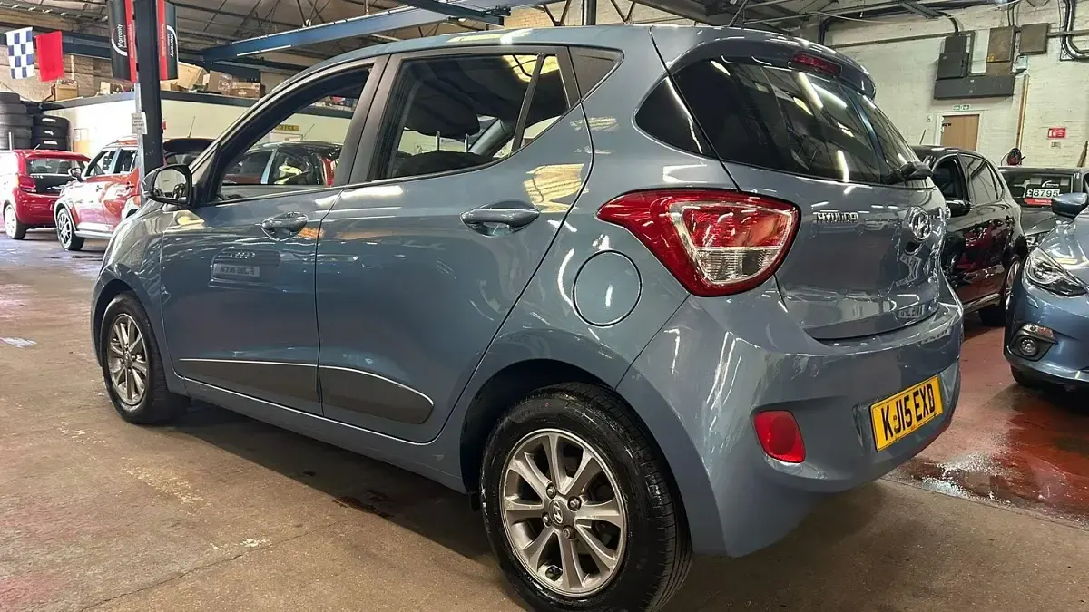 Used Hyundai i10 Premium 67 HP (49 kW) 2015 Blue Hatchback