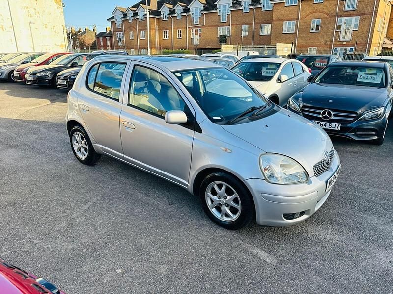 Used Toyota Yaris 85 HP (62 kW) 2004 Silver Hatchback