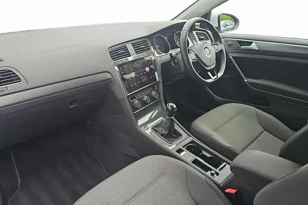 Used VW Golf VII SE 130 HP (95 kW) 2019 Pure white Hatchback