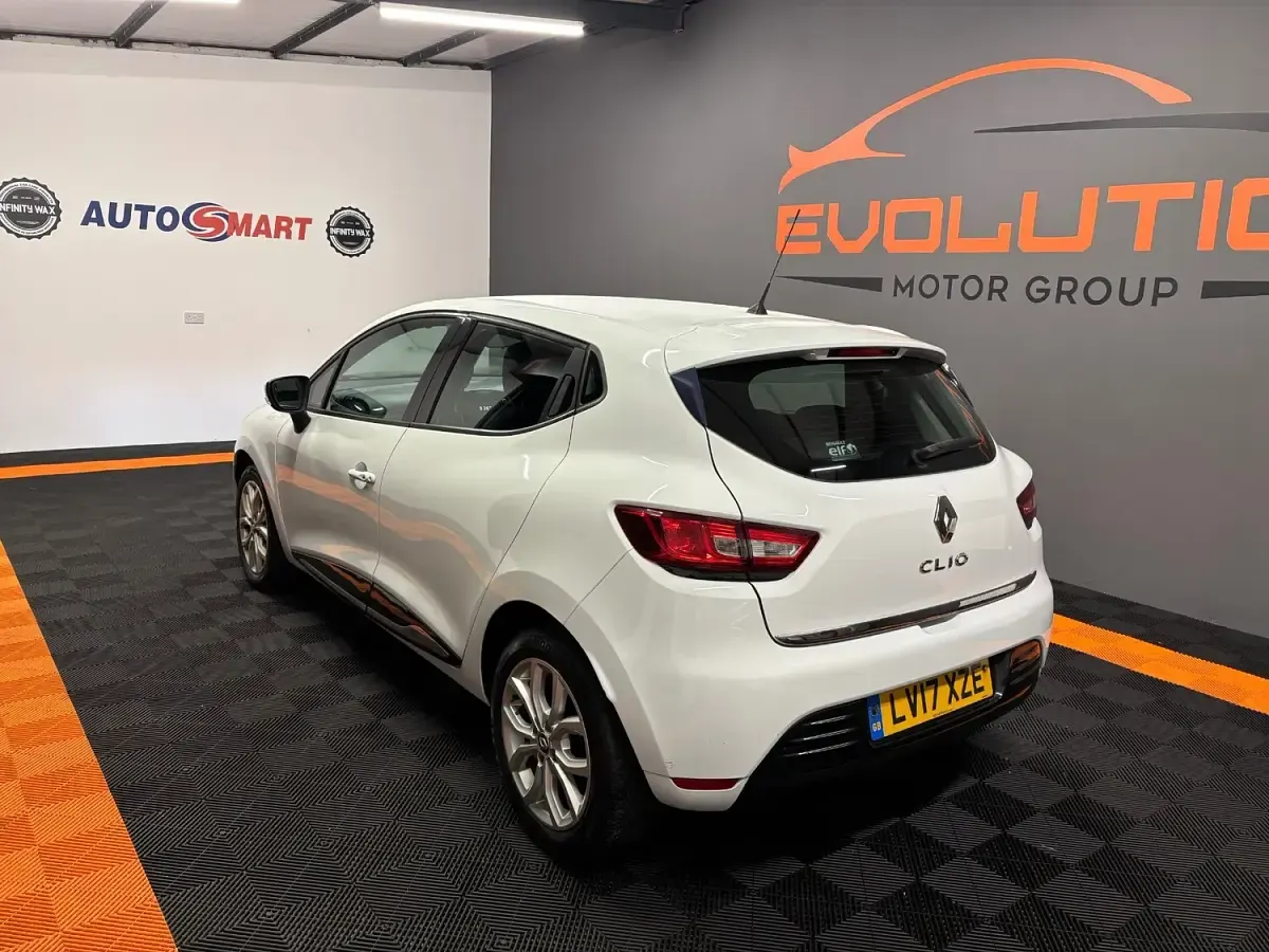 Used Renault Clio Dynamique 75 HP (55 kW) 2017 White Hatchback