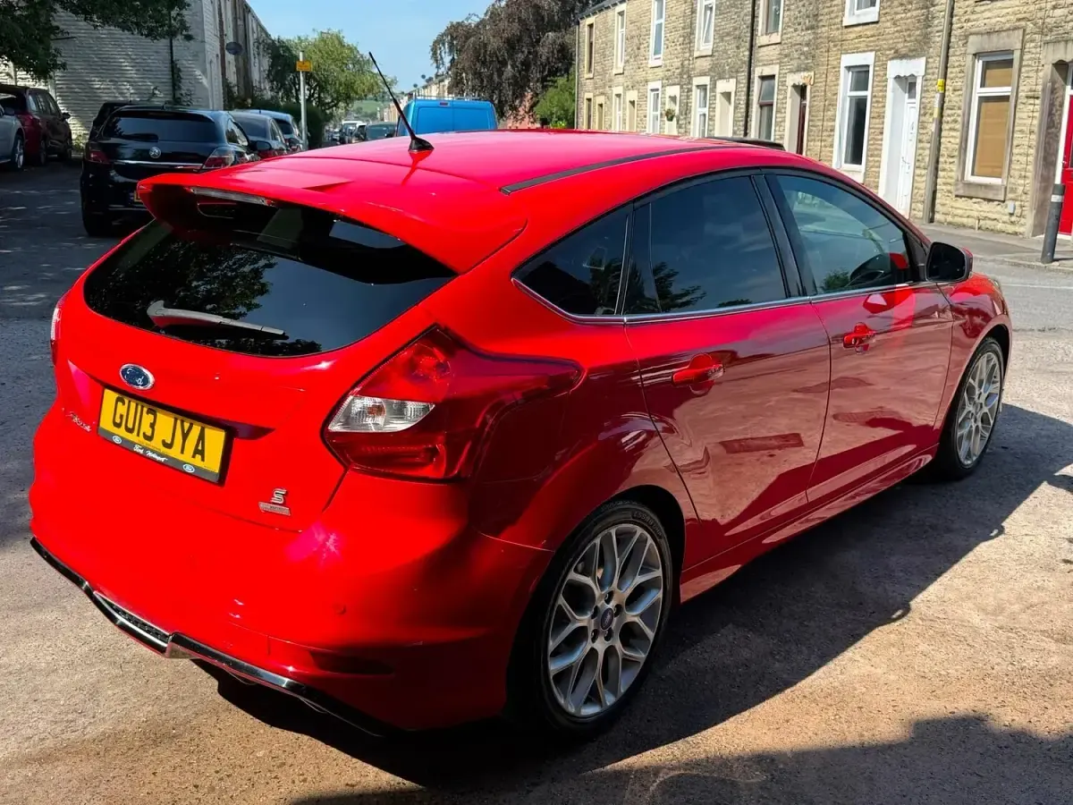 Used Ford Focus Zetec 125 HP (91 kW) 2013 Red Hatchback