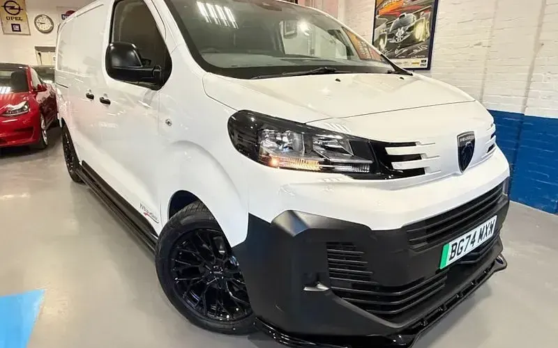Used Peugeot e-Expert 100 kW (136 HP) 2025 Van