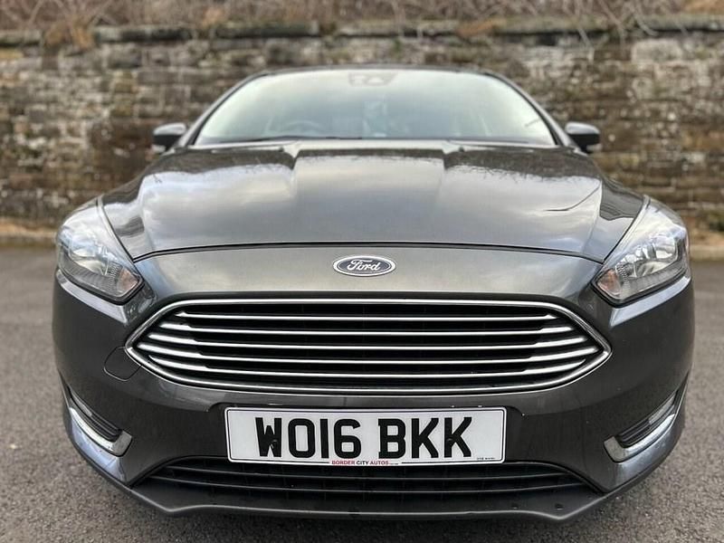 Used Ford Focus Titanium 125 HP (91 kW) 2016 Grey Hatchback